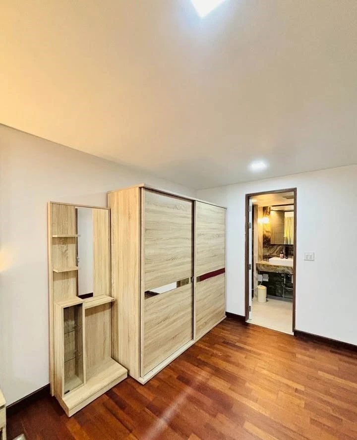 For rent: DLV Thonglor 20, spacious room with plenty of usable space, decorated in a Muji style tone, comes with complete furniture. Reserve now!