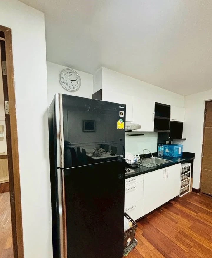 For rent: DLV Thonglor 20, spacious room with plenty of usable space, decorated in a Muji style tone, comes with complete furniture. Reserve now!