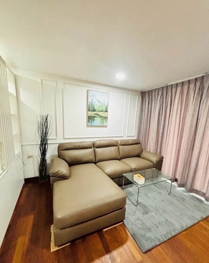 For rent: DLV Thonglor 20, spacious room with plenty of usable space, decorated in a Muji style tone, comes with complete furniture. Reserve now!