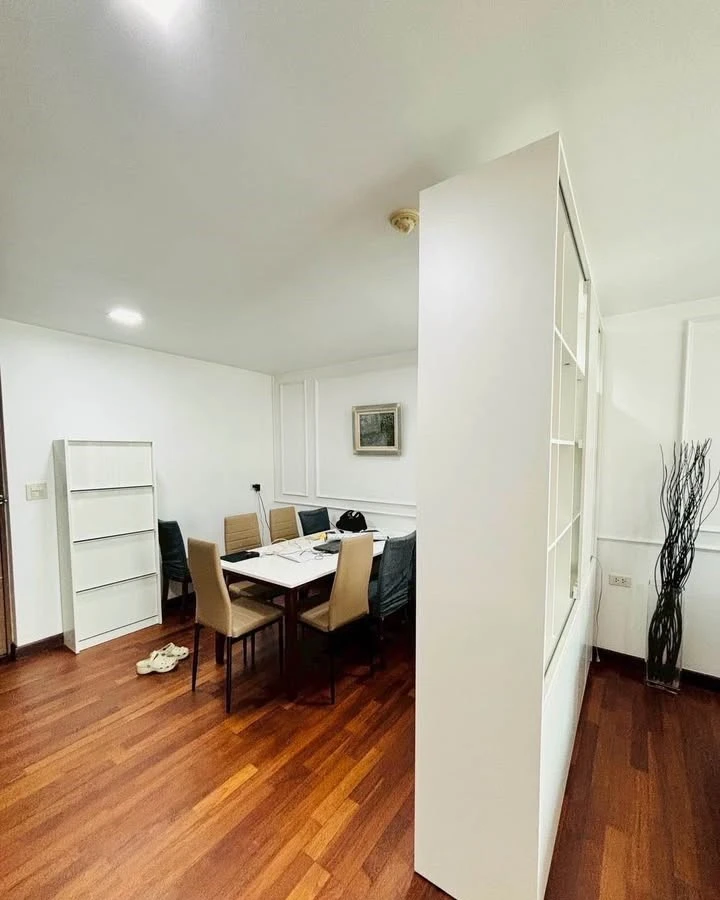For rent: DLV Thonglor 20, spacious room with plenty of usable space, decorated in a Muji style tone, comes with complete furniture. Reserve now!