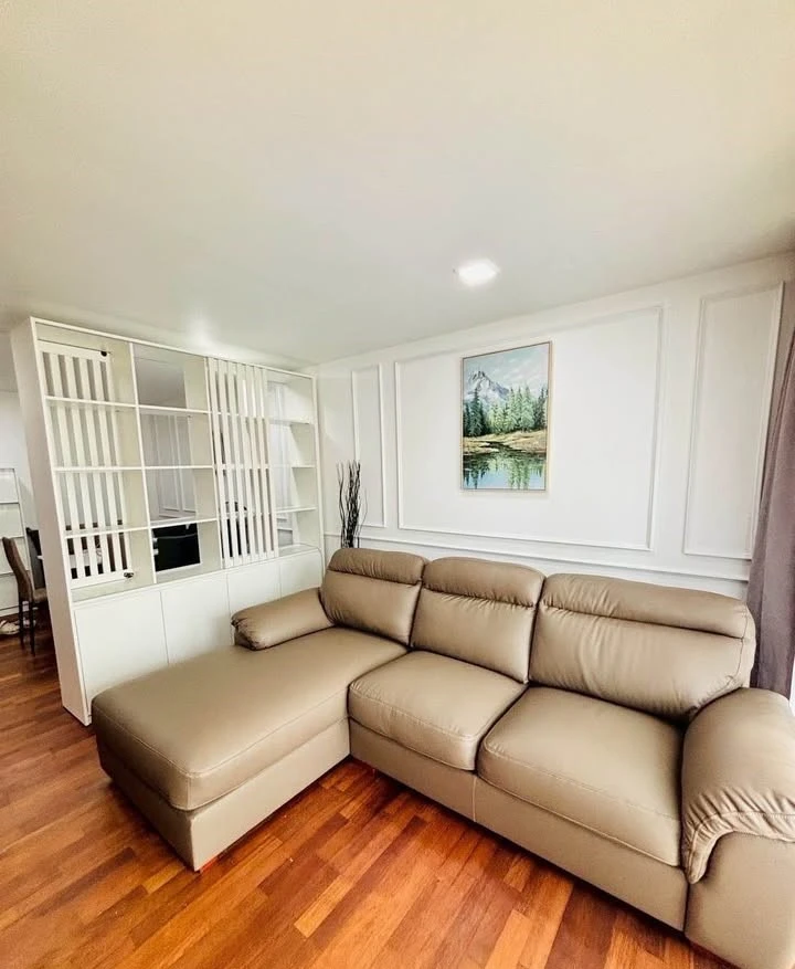 For rent: DLV Thonglor 20, spacious room with plenty of usable space, decorated in a Muji style tone, comes with complete furniture. Reserve now!