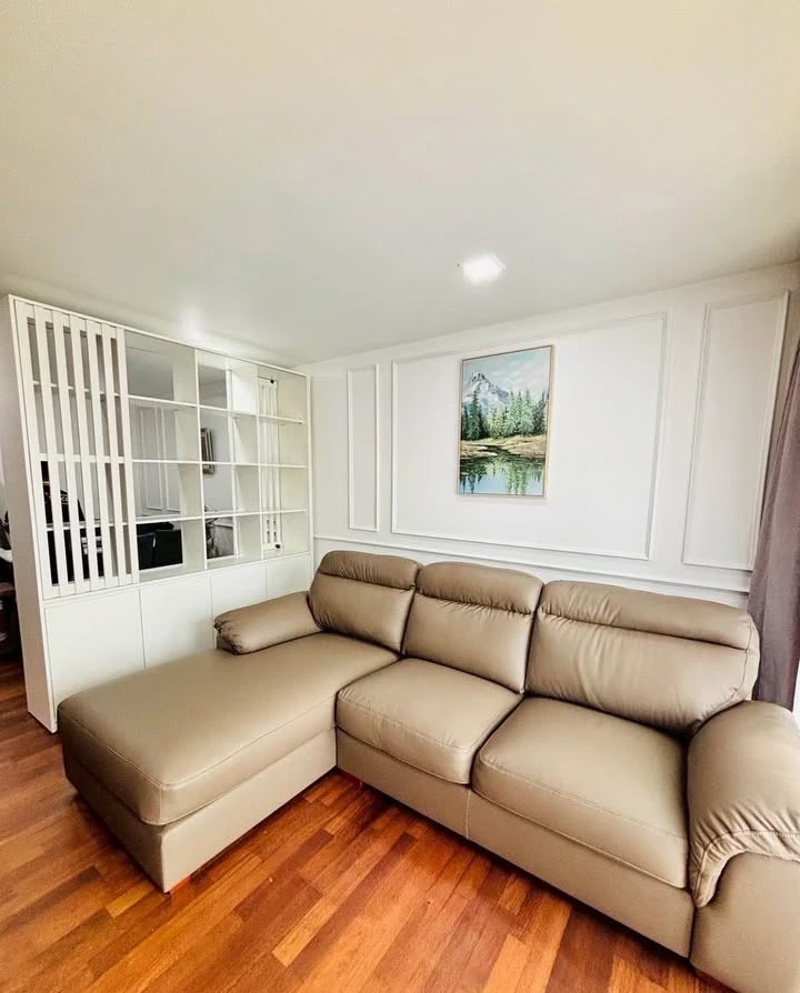 For rent: DLV Thonglor 20, spacious room with plenty of usable space, decorated in a Muji style tone, comes with complete furniture. Reserve now!