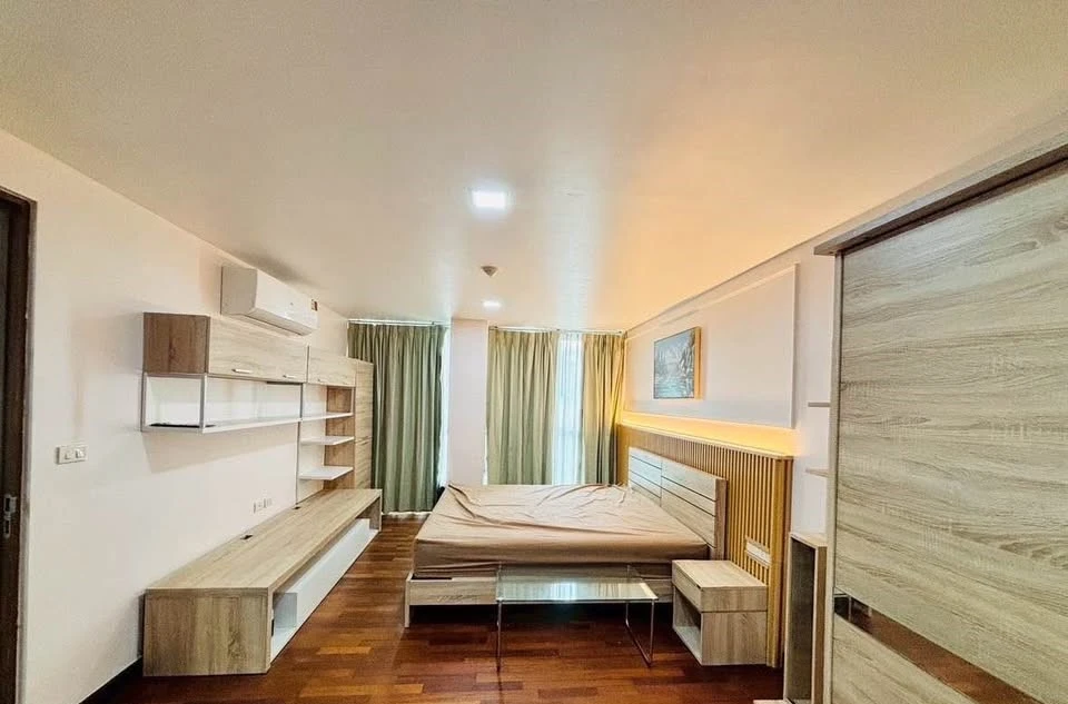 For rent: DLV Thonglor 20, spacious room with plenty of usable space, decorated in a Muji style tone, comes with complete furniture. Reserve now!