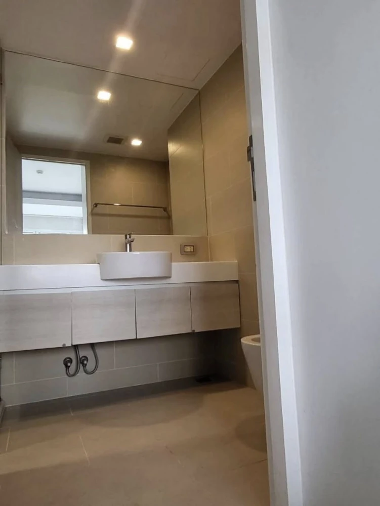 Double Lake condominium for rent, 7th floor, spacious room, lake view, not on the road side, don't miss it.