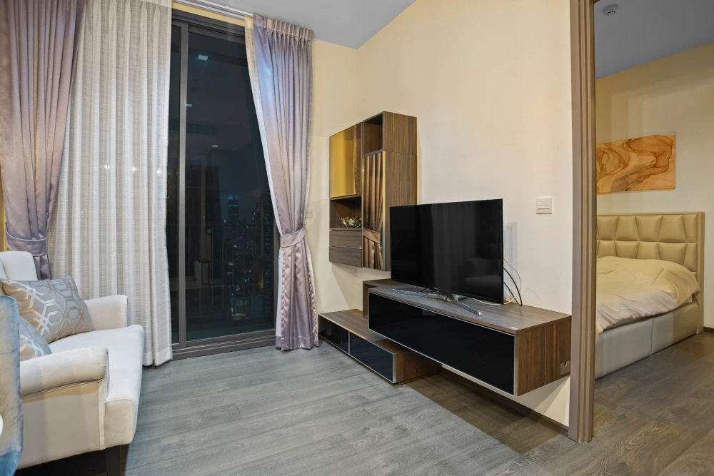 For rent: Edge By Sansiri (Sukhumvit 23), 1 bedroom, 1 bathroom, luxuriously decorated, beautiful city view from high floor, book now.