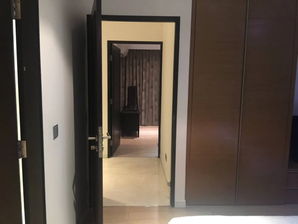 For rent: Eight Thonglor Residences, very high floor unit, each bedroom has its own private bathroom, open-plan living area. Reserve now!
