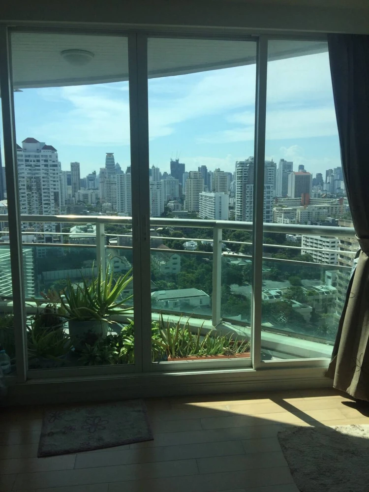 For rent: Eight Thonglor Residences, very high floor unit, each bedroom has its own private bathroom, open-plan living area. Reserve now!