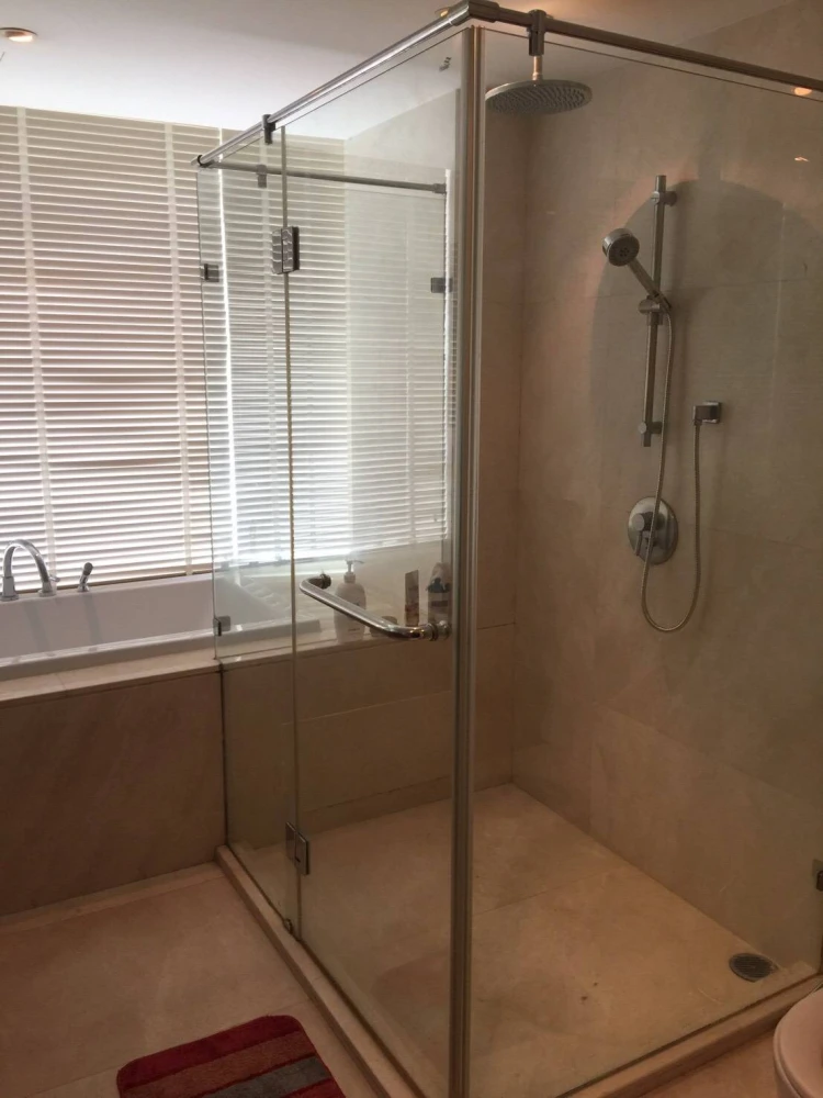 For rent: Eight Thonglor Residences, very high floor unit, each bedroom has its own private bathroom, open-plan living area. Reserve now!