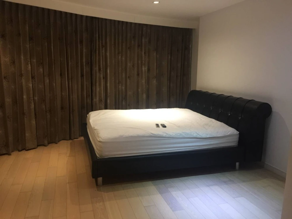 For rent: Eight Thonglor Residences, very high floor unit, each bedroom has its own private bathroom, open-plan living area. Reserve now!