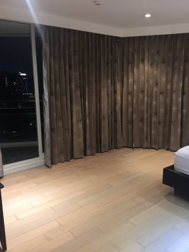 For rent: Eight Thonglor Residences, very high floor unit, each bedroom has its own private bathroom, open-plan living area. Reserve now!