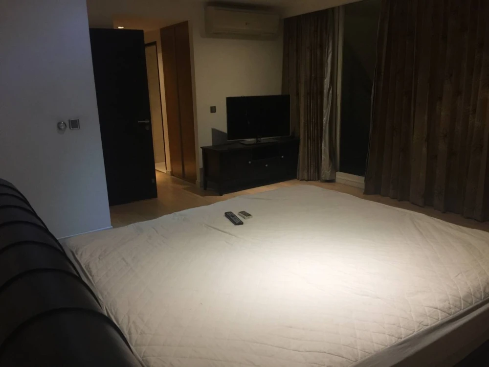 For rent: Eight Thonglor Residences, very high floor unit, each bedroom has its own private bathroom, open-plan living area. Reserve now!