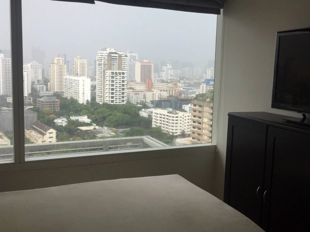 For rent: Eight Thonglor Residences, very high floor unit, each bedroom has its own private bathroom, open-plan living area. Reserve now!