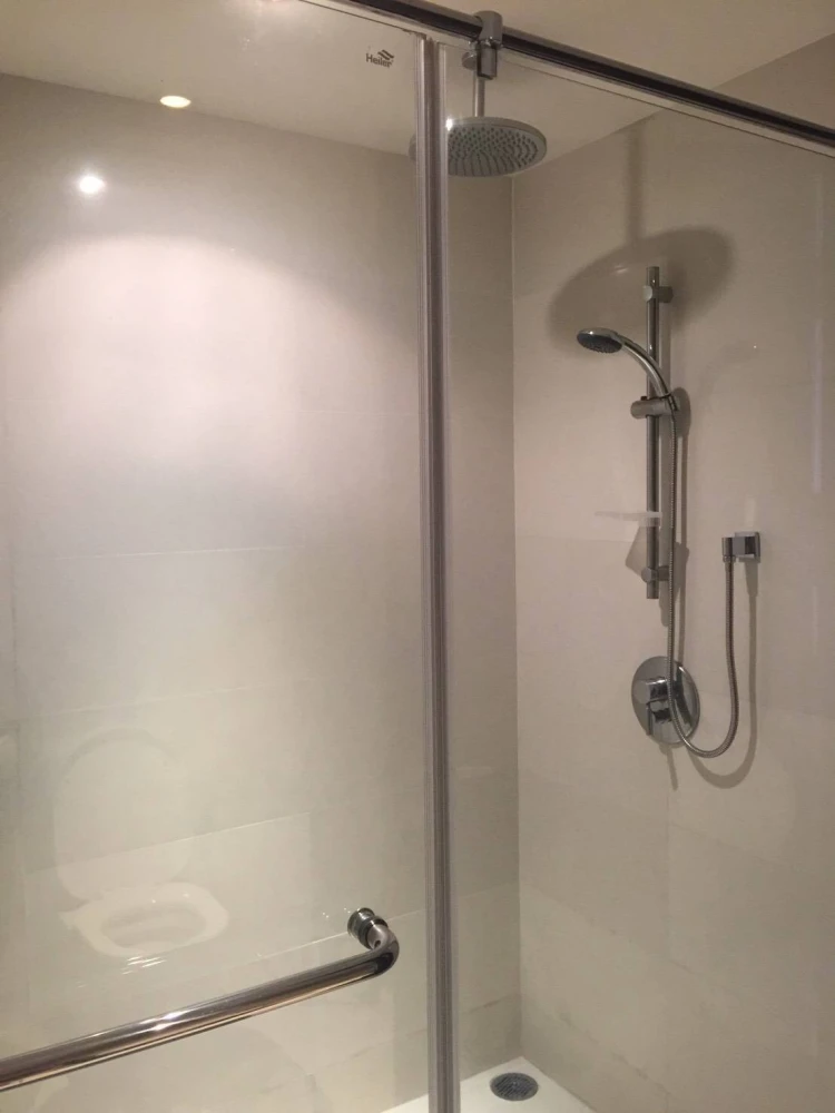 For rent: Eight Thonglor Residences, very high floor unit, each bedroom has its own private bathroom, open-plan living area. Reserve now!