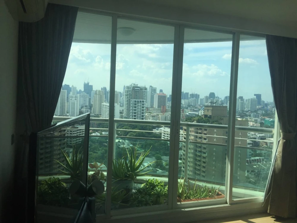 For rent: Eight Thonglor Residences, very high floor unit, each bedroom has its own private bathroom, open-plan living area. Reserve now!