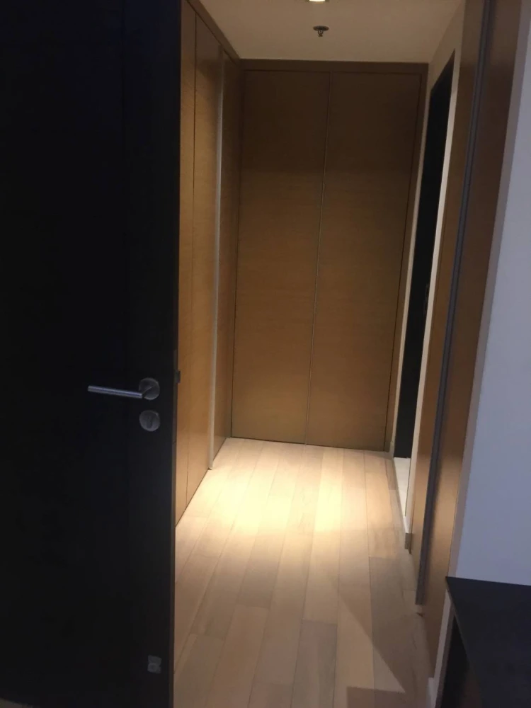 For rent: Eight Thonglor Residences, very high floor unit, each bedroom has its own private bathroom, open-plan living area. Reserve now!