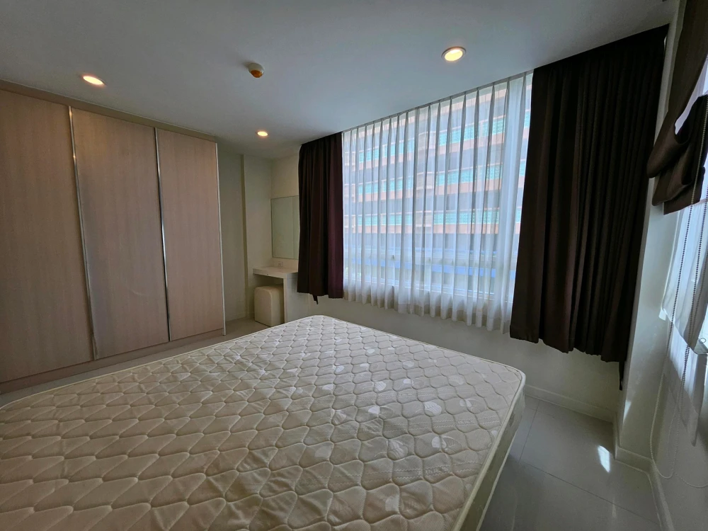 For rent: Elements Srinakarin, 4th floor, corner unit, fully furnished. Book now, don't wait!