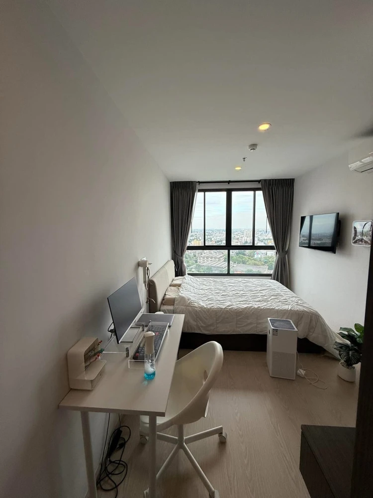 For rent: Elio Del Nest condo, very high floor, view of two pools, en-suite bathroom (corner unit), and a separate kitchen. Don't miss out!