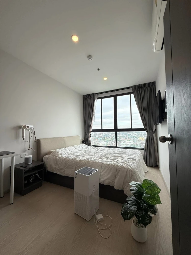 For rent: Elio Del Nest condo, very high floor, view of two pools, en-suite bathroom (corner unit), and a separate kitchen. Don't miss out!