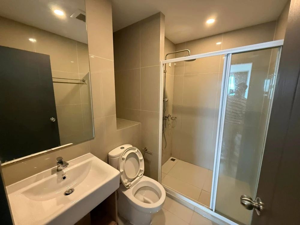 For rent: Elio Del Nest condo, very high floor, view of two pools, en-suite bathroom (corner unit), and a separate kitchen. Don't miss out!