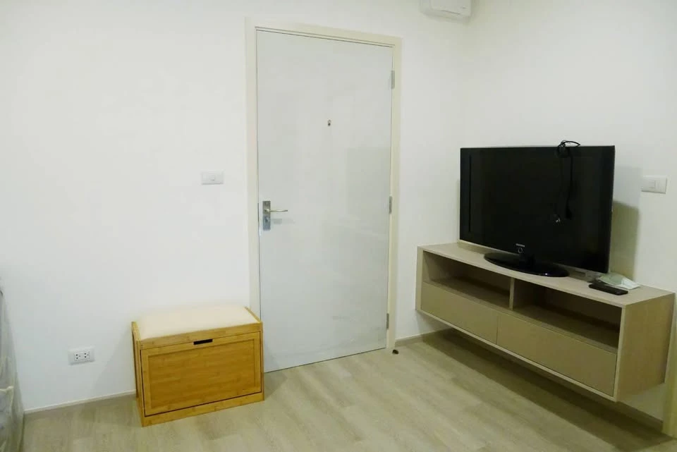 For rent, Elio Sathorn-Wutthakat 1 bedroom, 9th floor, high, black, price is being hit. If interested, hurry up and move to reserve it.