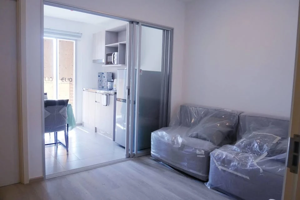 For rent, Elio Sathorn-Wutthakat 1 bedroom, 9th floor, high, black, price is being hit. If interested, hurry up and move to reserve it.