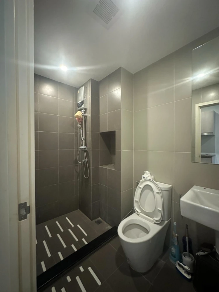 For rent: Elio Sathorn-Wutthakat. A lovely room in a prime location, with coordinated decor and complete amenities. Book now!