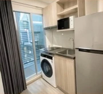 For Rent: Elio Sathorn-Wutthakat. Corner unit offering high privacy and open views of the city and the BTS line. Airy and breezy, with no buildings bl