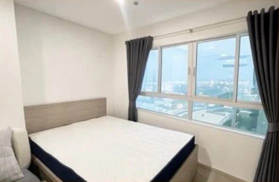 For Rent: Elio Sathorn-Wutthakat. Corner unit offering high privacy and open views of the city and the BTS line. Airy and breezy, with no buildings bl