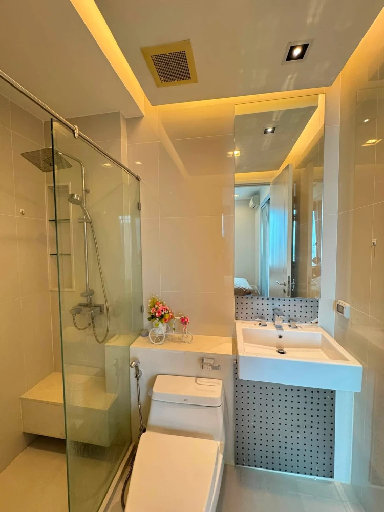 For rent: Equinox Phahol-Vibha, 31st floor, city view, fully furnished, very livable. Book now!