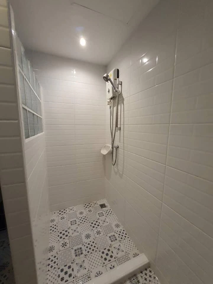 For rent Escape Condominium Sukhumvit 101/1, 4th floor, garden view, private corner room, electrical appliances, complete furniture, ready to move in