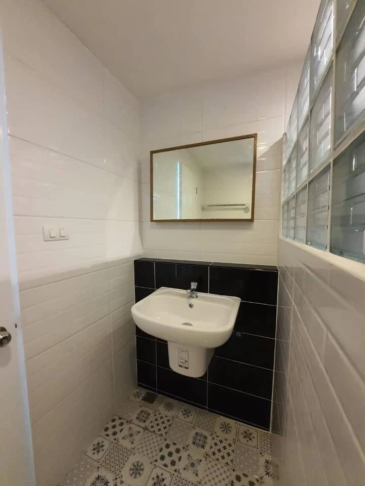 For rent Escape Condominium Sukhumvit 101/1, 4th floor, garden view, private corner room, electrical appliances, complete furniture, ready to move in