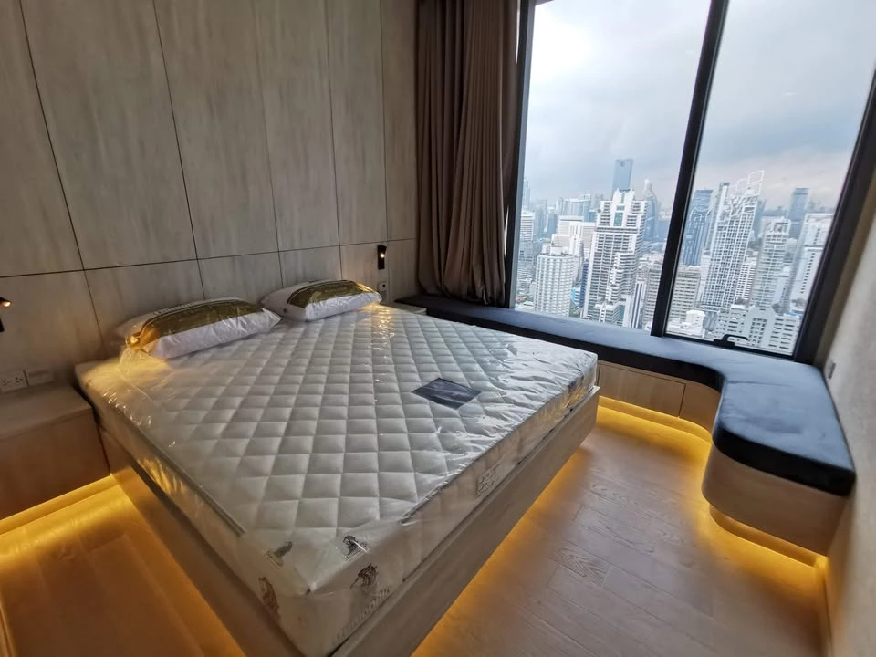 For rent: Esse Asoke, stunning view, unobstructed from the 35th floor, quiet corner room with specially designed built-in storage cabinets. Reserve no