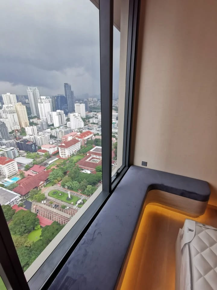 For rent: Esse Asoke, stunning view, unobstructed from the 35th floor, quiet corner room with specially designed built-in storage cabinets. Reserve no