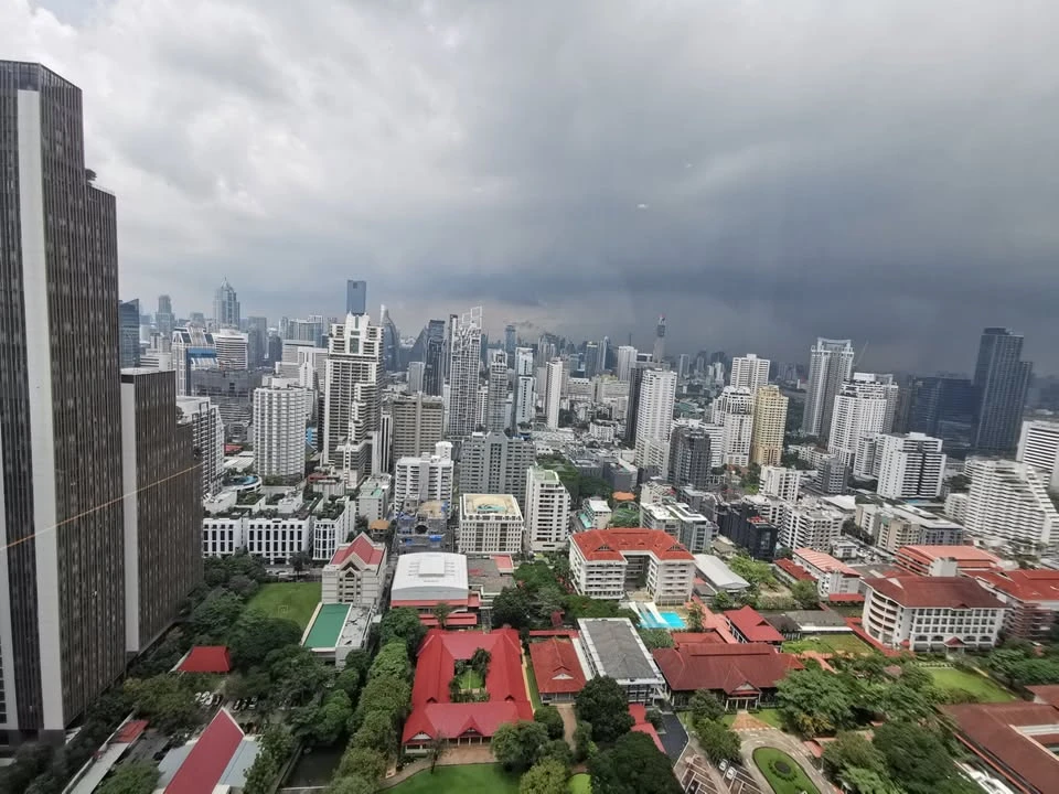 For rent: Esse Asoke, stunning view, unobstructed from the 35th floor, quiet corner room with specially designed built-in storage cabinets. Reserve no