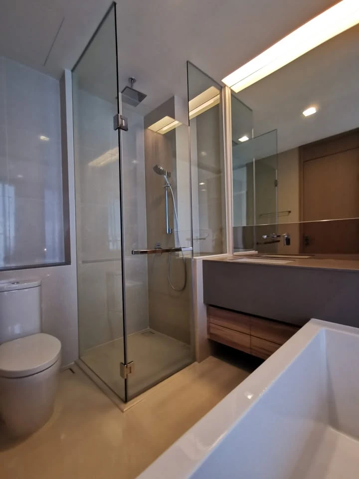 For rent: Esse Asoke, stunning view, unobstructed from the 35th floor, quiet corner room with specially designed built-in storage cabinets. Reserve no
