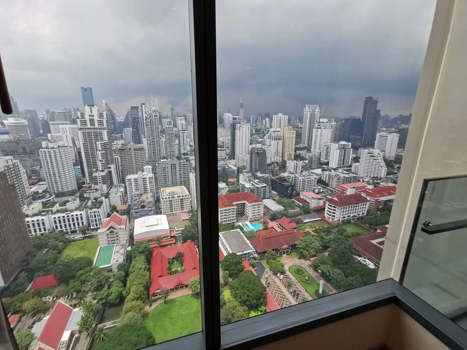 For rent: Esse Asoke, stunning view, unobstructed from the 35th floor, quiet corner room with specially designed built-in storage cabinets. Reserve no