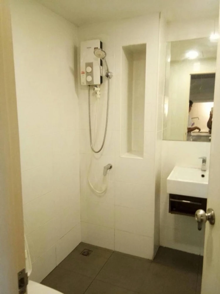 Esta Bliss condo for rent. Nice and fully furnished. Book now!