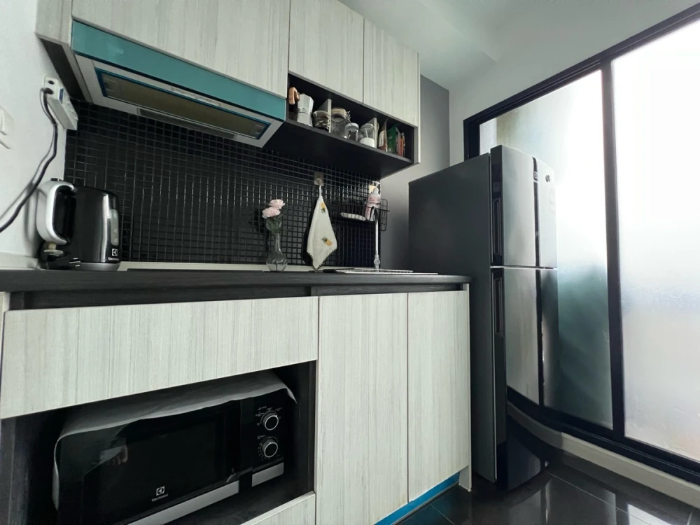 For rent: Estabe Phahonyothin 18, 7th floor, corner unit, fully furnished, very livable. Book now!