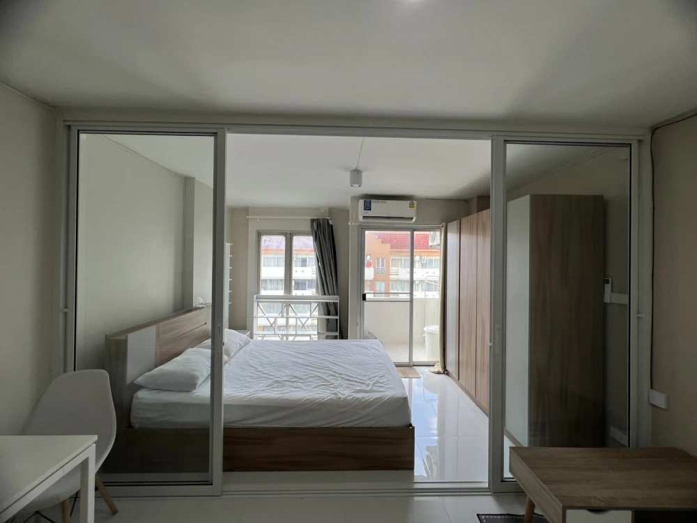 Family Park Ladprao 48, a beautifully decorated room with a striking theme, comes with complete furniture and amenities. Reserve now!