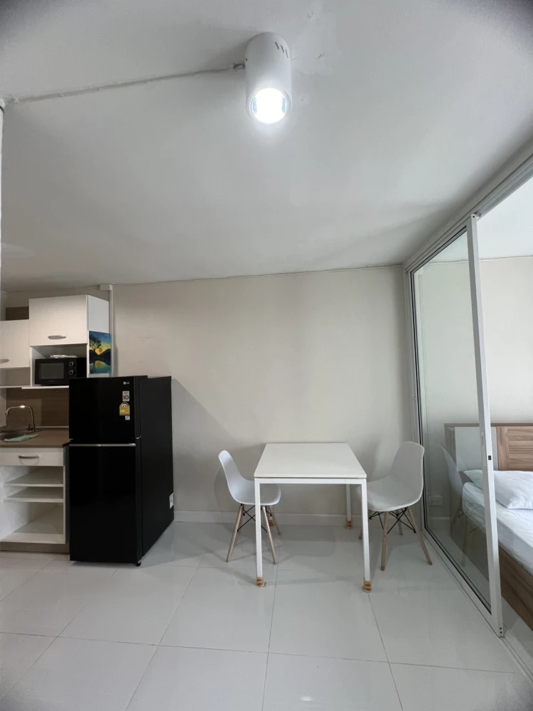 Family Park Ladprao 48, a beautifully decorated room with a striking theme, comes with complete furniture and amenities. Reserve now!
