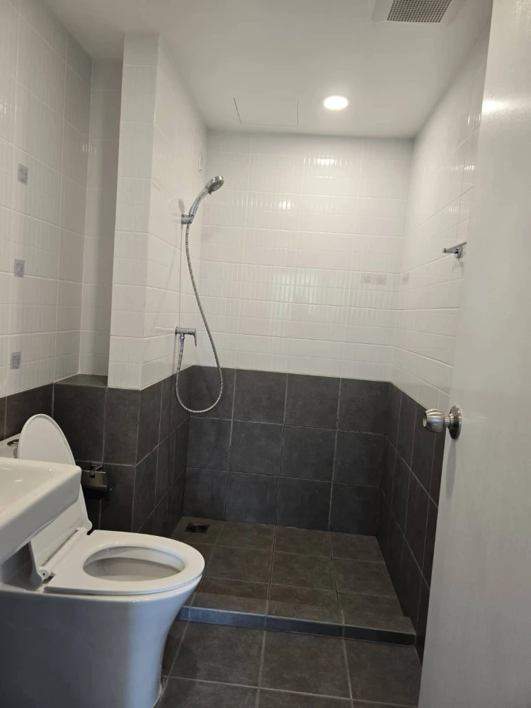 Flexi Taopoon-Interchange condo for rent. Nice unit, low floor, well-divided rooms. Book now for a rare, great price!