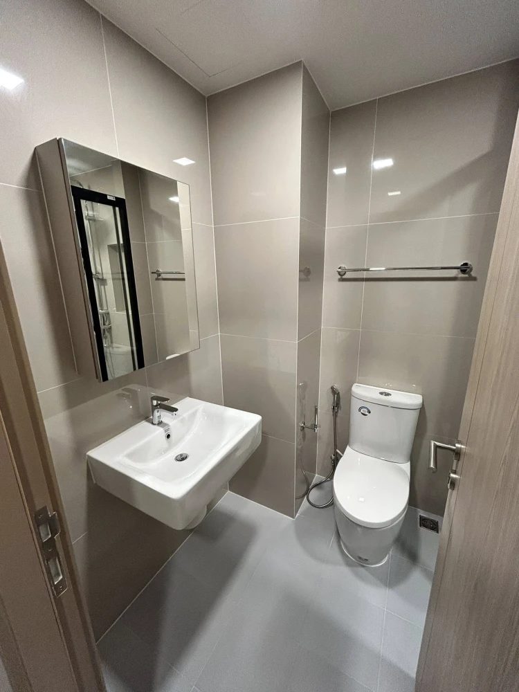 For rent: FLO by Sansiri, 1 bedroom, 1 bathroom, 7th floor, fully furnished, just bring your bags and move in!