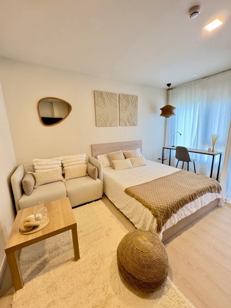 For rent: FLO by Sansiri, 11th floor. Beautiful unit with complete furnishings. Book now!