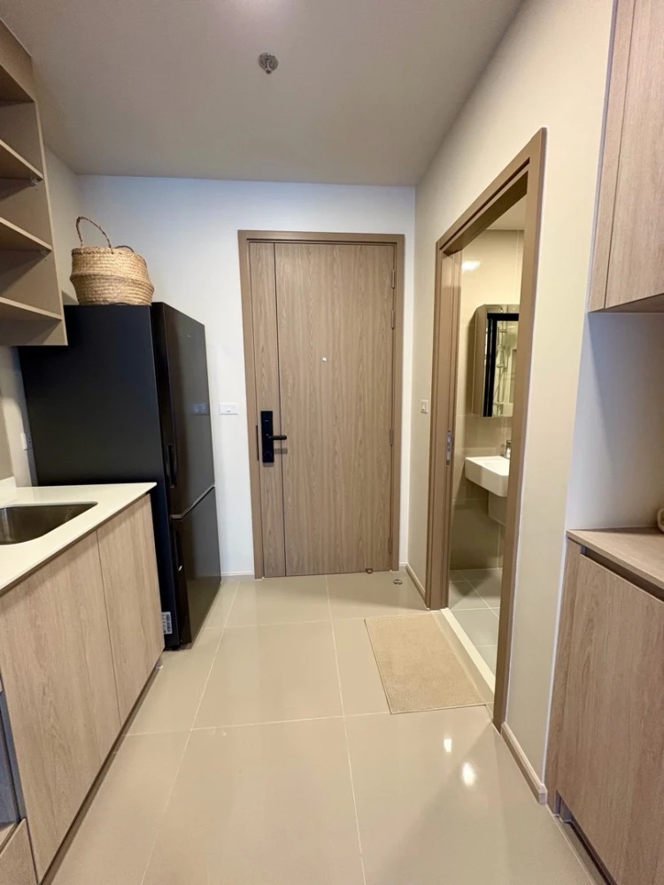 For rent: FLO by Sansiri, 11th floor. Beautiful unit with complete furnishings. Book now!