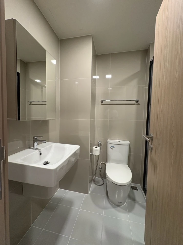 For rent: FLO by Sansiri, 11th floor. Beautiful unit with complete furnishings. Book now!