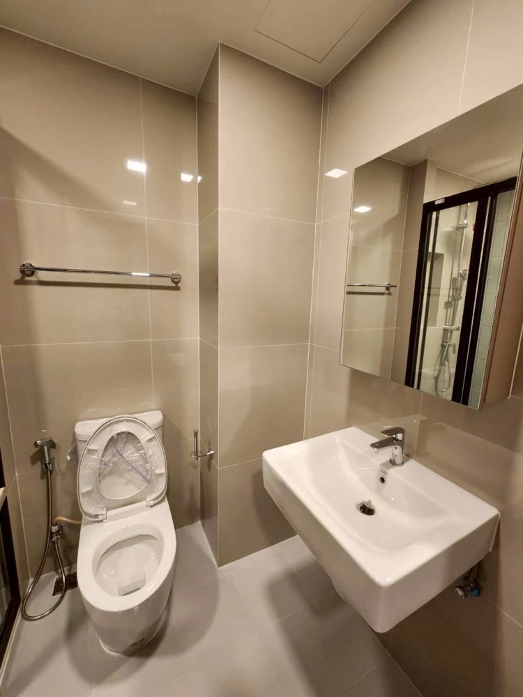 For rent: Flo by Sansiri, 14th floor, North facing, clear river view. The room doesn't get afternoon sun, keeping it cool and comfortable all day. Boo