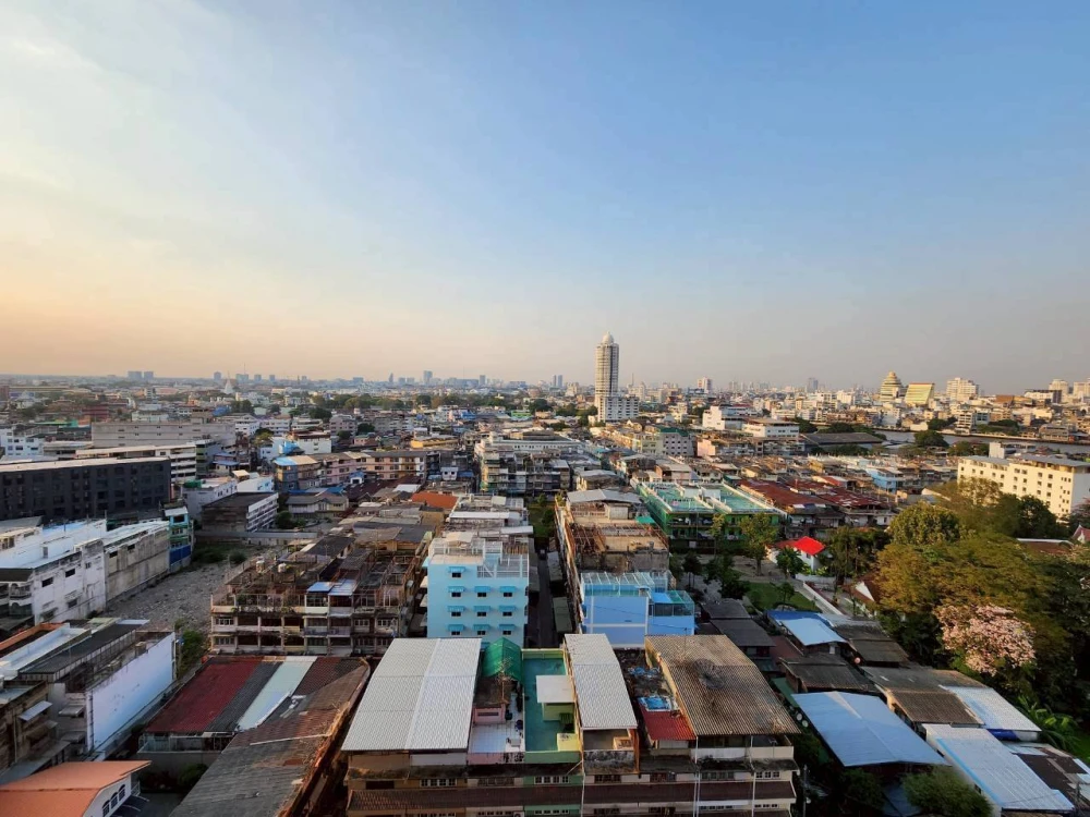 For rent: Flo by Sansiri, 14th floor, North facing, clear river view. The room doesn't get afternoon sun, keeping it cool and comfortable all day. Boo