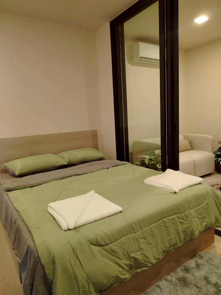 For rent: FLO By Sansiri, fully furnished 37 sq.m. unit with ample living space. Don't miss out!