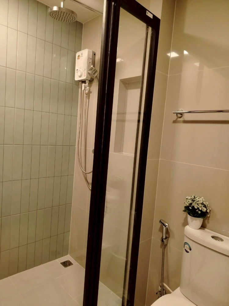 For rent: FLO By Sansiri, fully furnished 37 sq.m. unit with ample living space. Don't miss out!