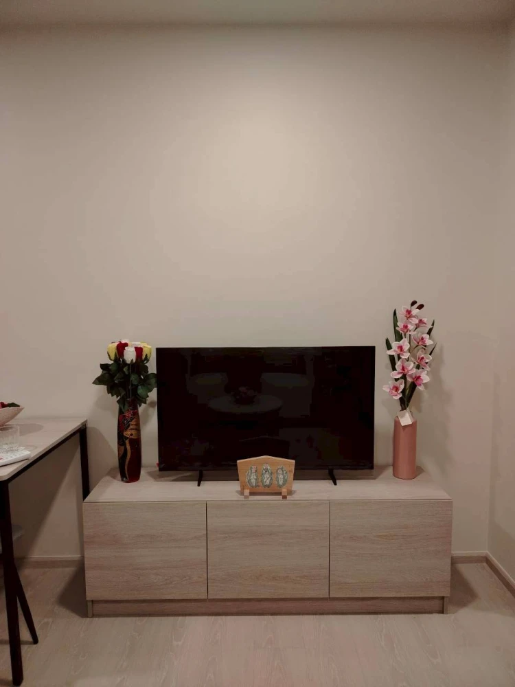 For rent: FLO By Sansiri, fully furnished 37 sq.m. unit with ample living space. Don't miss out!